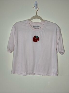 Hot Topic light pink strawberry cropped tee L